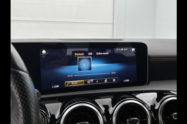 Mercedes-Benz A-Klasse 180 AMG-Line Premium Plus(Dealer OnderH, Camera,Navi, Parkeerhulp V+A, Lane assist, Cruise Con, Etc)