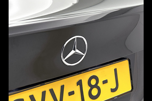 Mercedes-Benz A-Klasse 180 AMG-Line Premium Plus(Dealer OnderH, Camera,Navi, Parkeerhulp V+A, Lane assist, Cruise Con, Etc)