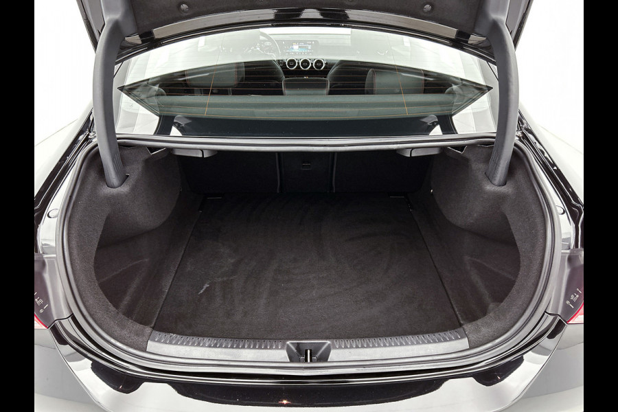 Mercedes-Benz A-Klasse 180 AMG-Line Premium Plus(Dealer OnderH, Camera,Navi, Parkeerhulp V+A, Lane assist, Cruise Con, Etc)