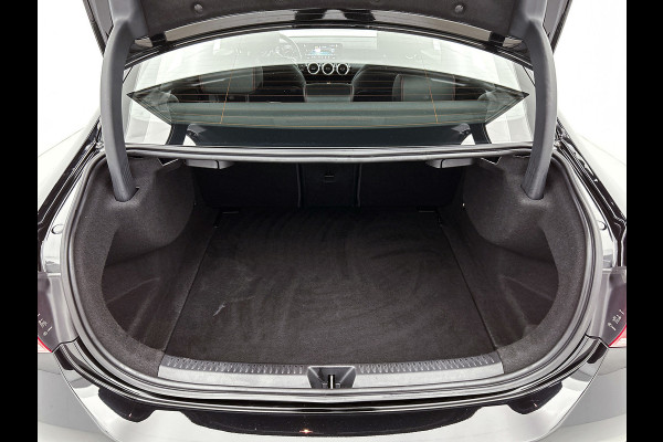 Mercedes-Benz A-Klasse 180 AMG-Line Premium Plus(Dealer OnderH, Camera,Navi, Parkeerhulp V+A, Lane assist, Cruise Con, Etc)