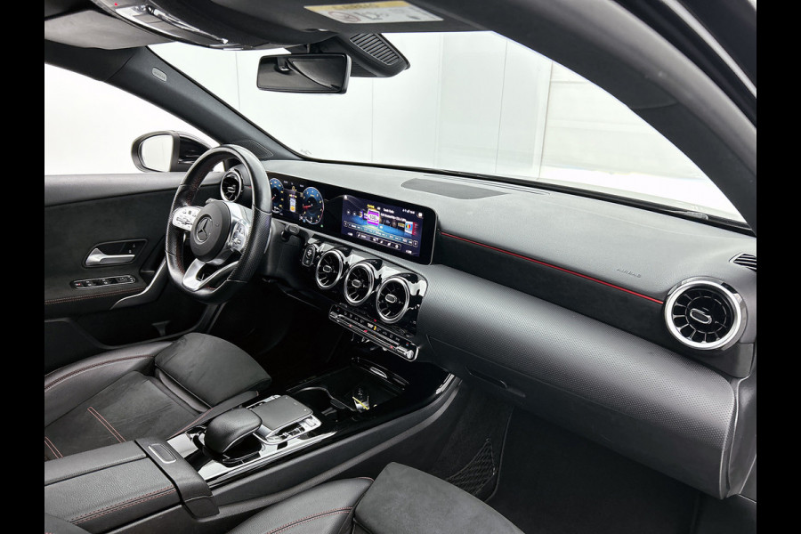 Mercedes-Benz A-Klasse 180 AMG-Line Premium Plus(Dealer OnderH, Camera,Navi, Parkeerhulp V+A, Lane assist, Cruise Con, Etc)