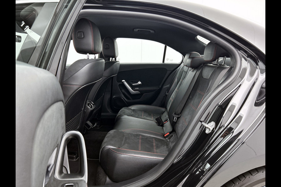 Mercedes-Benz A-Klasse 180 AMG-Line Premium Plus(Dealer OnderH, Camera,Navi, Parkeerhulp V+A, Lane assist, Cruise Con, Etc)