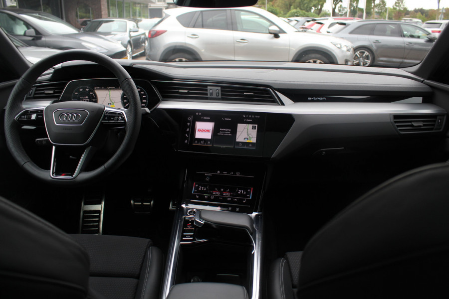 Audi Q8 Sportback e-tron 55 quattro S Edition Competition 115 kWh / SoH 94.8 % / Trekhaak / Panoramadak / Camera / Sfeerverlichting / 21'' / Keyless / Luchtvering / Stuurverwarming / DAB / ACC