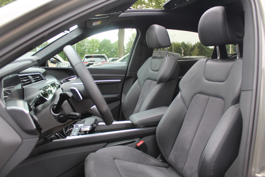 Audi Q8 Sportback e-tron 55 quattro S Edition Competition 115 kWh / SoH 94.8 % / Trekhaak / Panoramadak / Camera / Sfeerverlichting / 21'' / Keyless / Luchtvering / Stuurverwarming / DAB / ACC
