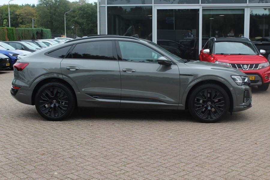 Audi Q8 Sportback e-tron 55 quattro S Edition Competition 115 kWh / SoH 94.8 % / Trekhaak / Panoramadak / Camera / Sfeerverlichting / 21'' / Keyless / Luchtvering / Stuurverwarming / DAB / ACC