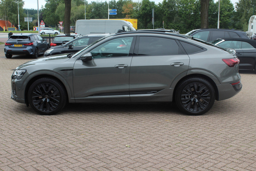Audi Q8 Sportback e-tron 55 quattro S Edition Competition 115 kWh / SoH 94.8 % / Trekhaak / Panoramadak / Camera / Sfeerverlichting / 21'' / Keyless / Luchtvering / Stuurverwarming / DAB / ACC
