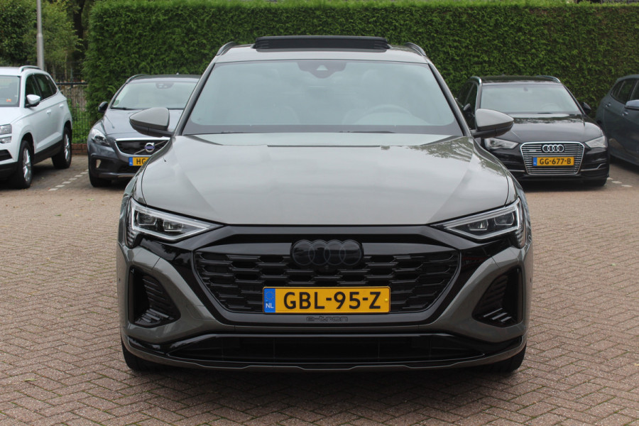 Audi Q8 Sportback e-tron 55 quattro S Edition Competition 115 kWh / SoH 94.8 % / Trekhaak / Panoramadak / Camera / Sfeerverlichting / 21'' / Keyless / Luchtvering / Stuurverwarming / DAB / ACC