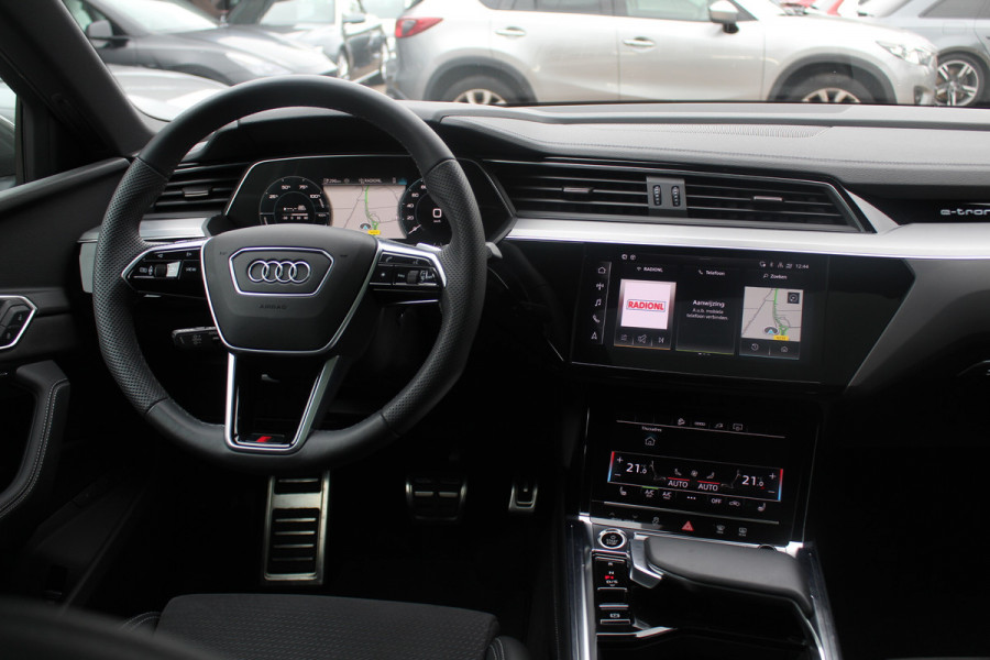 Audi Q8 Sportback e-tron 55 quattro S Edition Competition 115 kWh / SoH 94.8 % / Trekhaak / Panoramadak / Camera / Sfeerverlichting / 21'' / Keyless / Luchtvering / Stuurverwarming / DAB / ACC