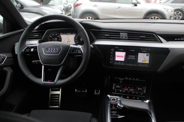 Audi Q8 Sportback e-tron 55 quattro S Edition Competition 115 kWh / SoH 94.8 % / Trekhaak / Panoramadak / Camera / Sfeerverlichting / 21'' / Keyless / Luchtvering / Stuurverwarming / DAB / ACC
