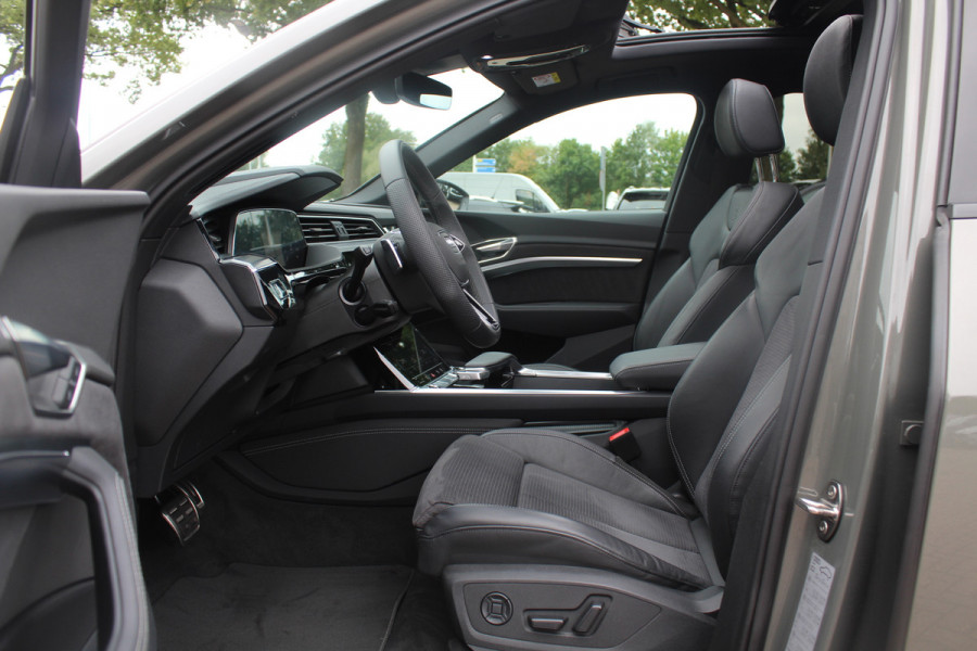 Audi Q8 Sportback e-tron 55 quattro S Edition Competition 115 kWh / SoH 94.8 % / Trekhaak / Panoramadak / Camera / Sfeerverlichting / 21'' / Keyless / Luchtvering / Stuurverwarming / DAB / ACC