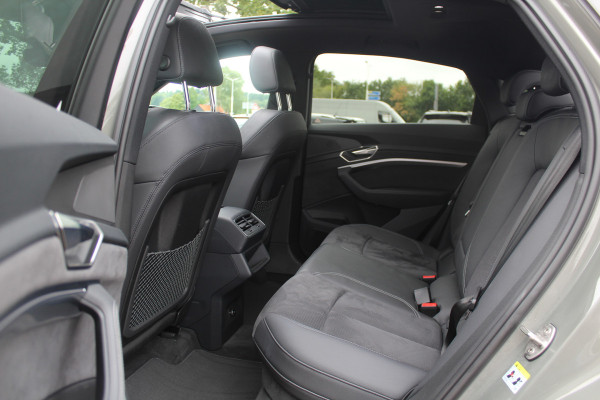 Audi Q8 Sportback e-tron 55 quattro S Edition Competition 115 kWh / SoH 94.8 % / Trekhaak / Panoramadak / Camera / Sfeerverlichting / 21'' / Keyless / Luchtvering / Stuurverwarming / DAB / ACC