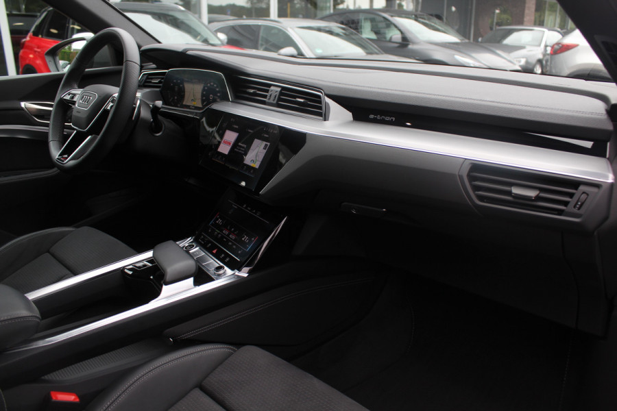 Audi Q8 Sportback e-tron 55 quattro S Edition Competition 115 kWh / SoH 94.8 % / Trekhaak / Panoramadak / Camera / Sfeerverlichting / 21'' / Keyless / Luchtvering / Stuurverwarming / DAB / ACC