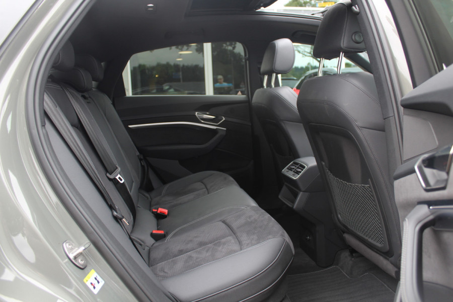 Audi Q8 Sportback e-tron 55 quattro S Edition Competition 115 kWh / SoH 94.8 % / Trekhaak / Panoramadak / Camera / Sfeerverlichting / 21'' / Keyless / Luchtvering / Stuurverwarming / DAB / ACC