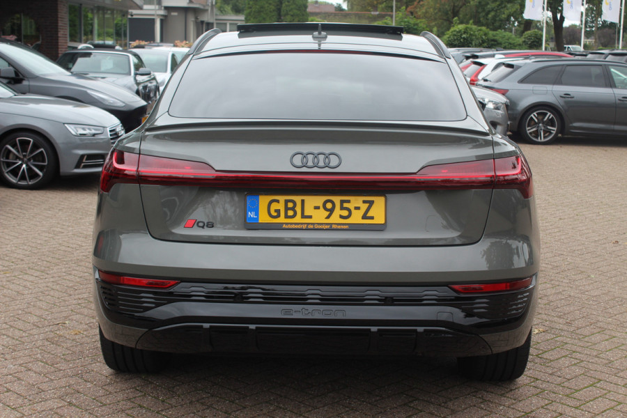 Audi Q8 Sportback e-tron 55 quattro S Edition Competition 115 kWh / SoH 94.8 % / Trekhaak / Panoramadak / Camera / Sfeerverlichting / 21'' / Keyless / Luchtvering / Stuurverwarming / DAB / ACC