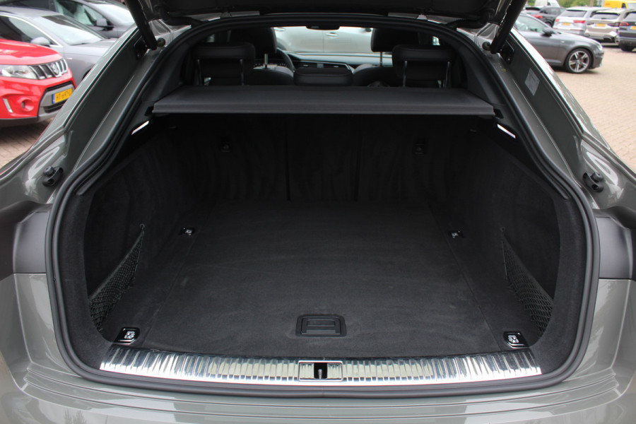 Audi Q8 Sportback e-tron 55 quattro S Edition Competition 115 kWh / SoH 94.8 % / Trekhaak / Panoramadak / Camera / Sfeerverlichting / 21'' / Keyless / Luchtvering / Stuurverwarming / DAB / ACC