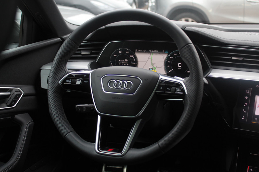 Audi Q8 Sportback e-tron 55 quattro S Edition Competition 115 kWh / SoH 94.8 % / Trekhaak / Panoramadak / Camera / Sfeerverlichting / 21'' / Keyless / Luchtvering / Stuurverwarming / DAB / ACC