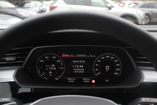 Audi Q8 Sportback e-tron 55 quattro S Edition Competition 115 kWh / SoH 94.8 % / Trekhaak / Panoramadak / Camera / Sfeerverlichting / 21'' / Keyless / Luchtvering / Stuurverwarming / DAB / ACC