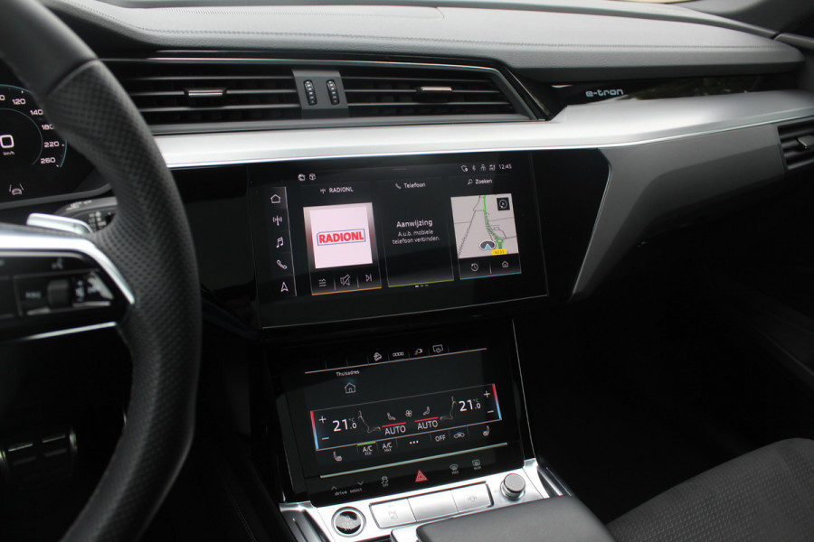 Audi Q8 Sportback e-tron 55 quattro S Edition Competition 115 kWh / SoH 94.8 % / Trekhaak / Panoramadak / Camera / Sfeerverlichting / 21'' / Keyless / Luchtvering / Stuurverwarming / DAB / ACC