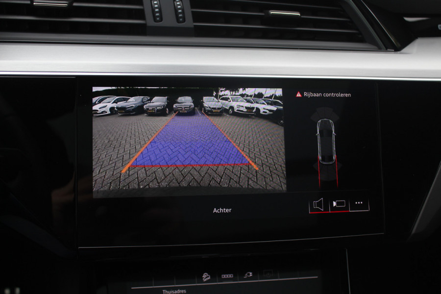 Audi Q8 Sportback e-tron 55 quattro S Edition Competition 115 kWh / SoH 94.8 % / Trekhaak / Panoramadak / Camera / Sfeerverlichting / 21'' / Keyless / Luchtvering / Stuurverwarming / DAB / ACC