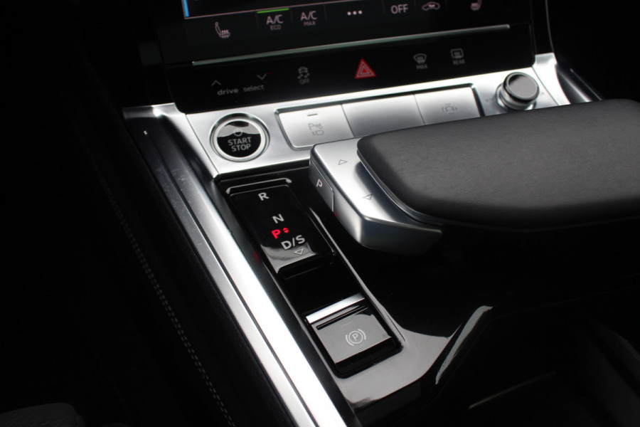 Audi Q8 Sportback e-tron 55 quattro S Edition Competition 115 kWh / SoH 94.8 % / Trekhaak / Panoramadak / Camera / Sfeerverlichting / 21'' / Keyless / Luchtvering / Stuurverwarming / DAB / ACC