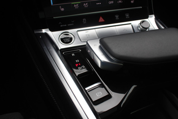 Audi Q8 Sportback e-tron 55 quattro S Edition Competition 115 kWh / SoH 94.8 % / Trekhaak / Panoramadak / Camera / Sfeerverlichting / 21'' / Keyless / Luchtvering / Stuurverwarming / DAB / ACC