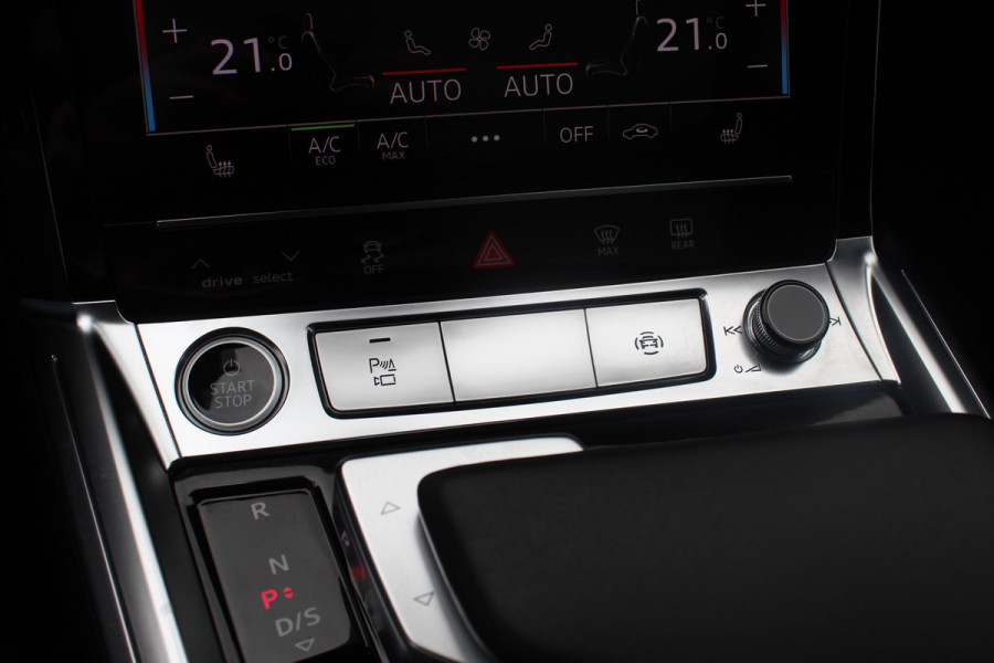 Audi Q8 Sportback e-tron 55 quattro S Edition Competition 115 kWh / SoH 94.8 % / Trekhaak / Panoramadak / Camera / Sfeerverlichting / 21'' / Keyless / Luchtvering / Stuurverwarming / DAB / ACC