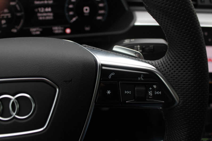 Audi Q8 Sportback e-tron 55 quattro S Edition Competition 115 kWh / SoH 94.8 % / Trekhaak / Panoramadak / Camera / Sfeerverlichting / 21'' / Keyless / Luchtvering / Stuurverwarming / DAB / ACC