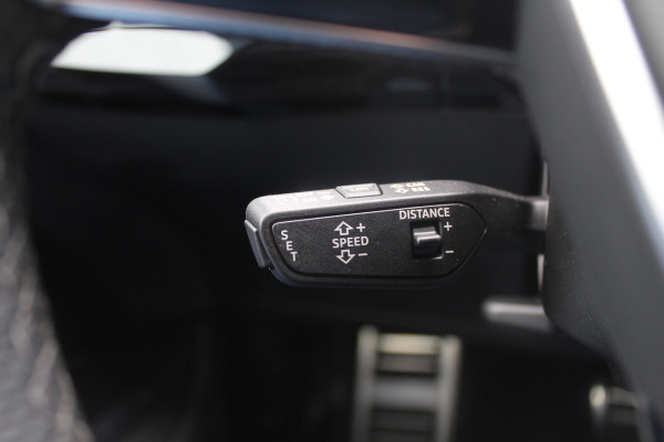 Audi Q8 Sportback e-tron 55 quattro S Edition Competition 115 kWh / SoH 94.8 % / Trekhaak / Panoramadak / Camera / Sfeerverlichting / 21'' / Keyless / Luchtvering / Stuurverwarming / DAB / ACC