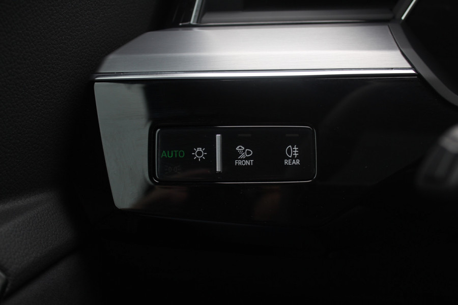 Audi Q8 Sportback e-tron 55 quattro S Edition Competition 115 kWh / SoH 94.8 % / Trekhaak / Panoramadak / Camera / Sfeerverlichting / 21'' / Keyless / Luchtvering / Stuurverwarming / DAB / ACC