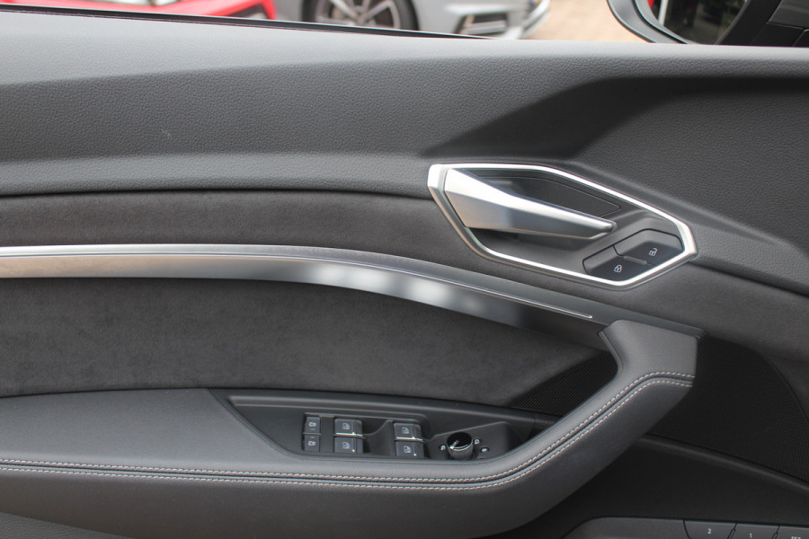 Audi Q8 Sportback e-tron 55 quattro S Edition Competition 115 kWh / SoH 94.8 % / Trekhaak / Panoramadak / Camera / Sfeerverlichting / 21'' / Keyless / Luchtvering / Stuurverwarming / DAB / ACC