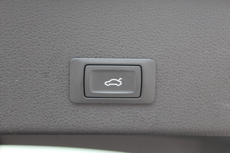 Audi Q8 Sportback e-tron 55 quattro S Edition Competition 115 kWh / SoH 94.8 % / Trekhaak / Panoramadak / Camera / Sfeerverlichting / 21'' / Keyless / Luchtvering / Stuurverwarming / DAB / ACC