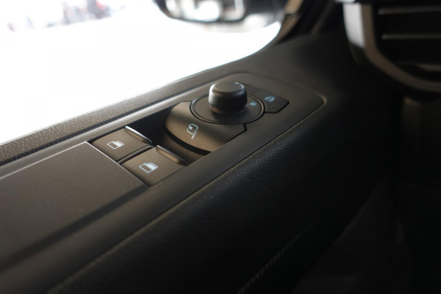 Ford Transit Custom 300 2.0 TDCI L2H1 Trend Nieuw Model Automaat 100 kw Navigatie Parkeersensoren Camera