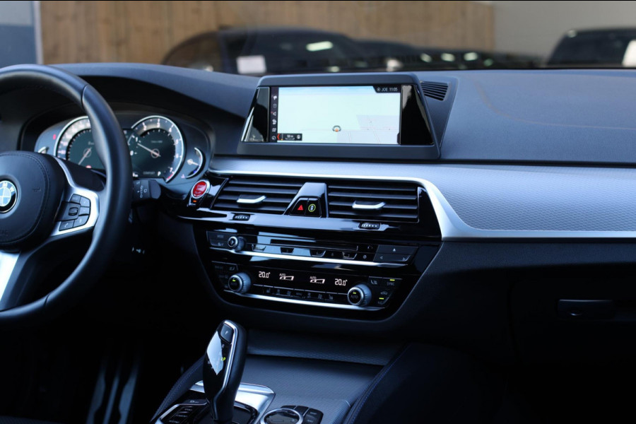 BMW 5 Serie Touring 530i M-Sport *Pano*Camera*Head-Up*Trekhaak*