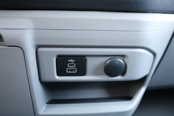 Ford E-Transit Cust. L2 H1 65 kWh Black Edition