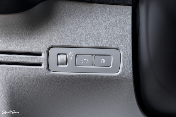 Volvo XC40 1.5 T4 Plug-in hybrid Plus Bright | Adaptieve cruise | Harman Kardon | Memory | Leder |