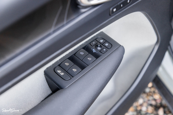 Volvo XC40 1.5 T4 Plug-in hybrid Plus Bright | Adaptieve cruise | Harman Kardon | Memory | Leder |
