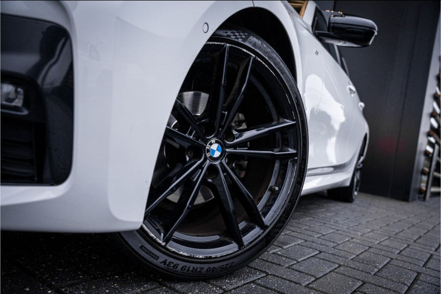 BMW 3-serie 320i Executive Edition - M Sport | Origineel NL | Panorama | Cruise Control | Camera