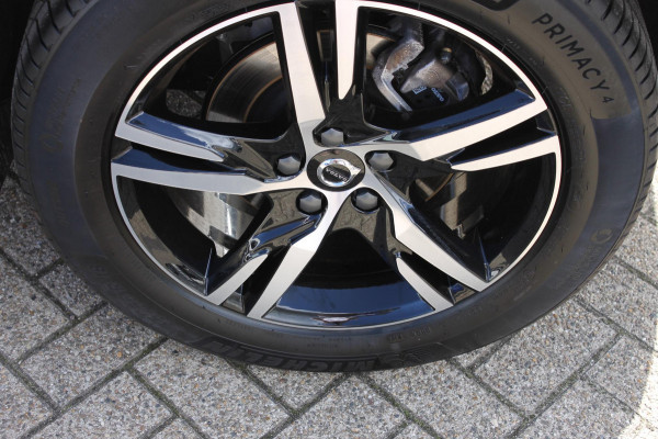 Volvo XC40 B4 211PK Automaat Plus Dark Google Infotainment / Verwarmbare voorruit / Semi elektrisch wegklapbare trekhaak / Elektrisch verstelbare voorstoelen met geheugen op de bestuurdersstoel