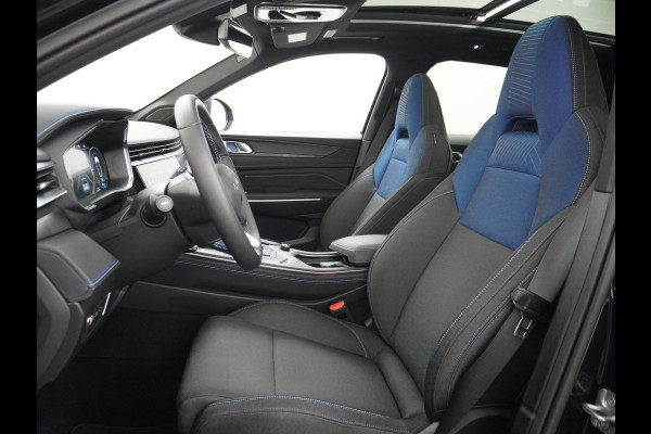 Lynk & Co 01 ZWARTE HEMELBEKLEDING 1.5 PHEV AUT-7 261pk Pano-Schuif-K-dak 20" 360°Camera Apple Carplay Android Auto Adaptive-Cruise Navi Pdc  Elek.Memory.Stoel File assistent Dodehoek detector Elektrisch bedienbare achterklep Rijstrooksensor Wifi Verkeersbord detectie 425Nm koppel 3,7kw laadvermogen A-label Euro 6 Hybride Benzine/Elektrisch rijden tot ca.69km 1.800kg trekvermogen
