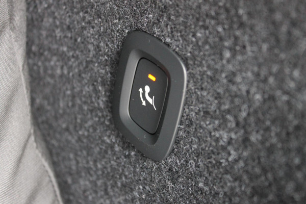 Volvo XC40 B4 211PK Automaat Plus Dark Google Infotainment / Semi elektrisch wegklapbare trekhaak / Verwarmbare voorruit / Harman Kardon Audio installatie / Elektrisch bedienbare voorstoelen