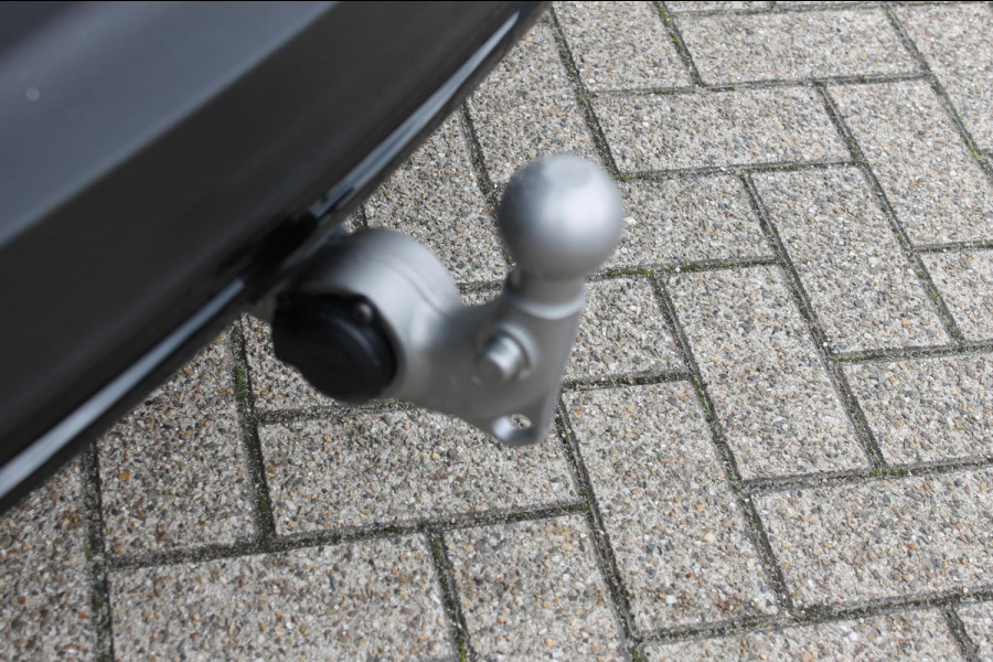 Volvo XC40 B4 211PK Automaat Plus Dark Google Infotainment / Semi elektrisch wegklapbare trekhaak / Verwarmbare voorruit / Harman Kardon Audio installatie / Elektrisch bedienbare voorstoelen