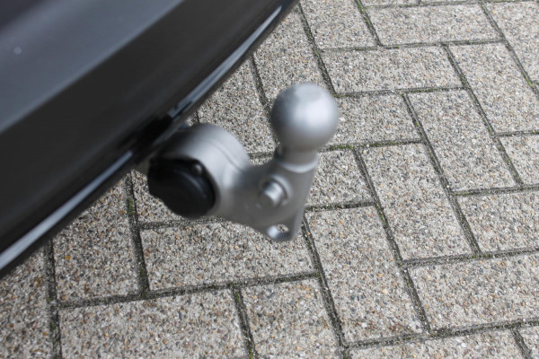 Volvo XC40 B4 211PK Automaat Plus Dark Google Infotainment / Semi elektrisch wegklapbare trekhaak / Verwarmbare voorruit / Harman Kardon Audio installatie / Elektrisch bedienbare voorstoelen