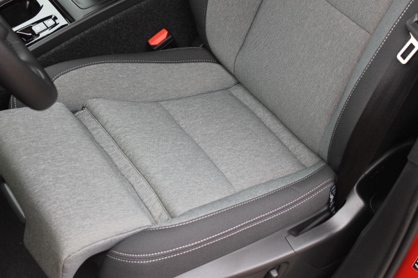 Volvo XC40 B4 211PK Automaat Plus Dark Google Infotainment / Semi elektrisch wegklapbare trekhaak / Verwarmbare voorruit / Harman Kardon Audio installatie / Elektrisch bedienbare voorstoelen