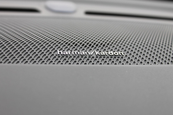 Volvo XC40 B4 211PK Automaat Plus Dark Google Infotainment / Semi elektrisch wegklapbare trekhaak / Verwarmbare voorruit / Harman Kardon Audio installatie / Elektrisch bedienbare voorstoelen