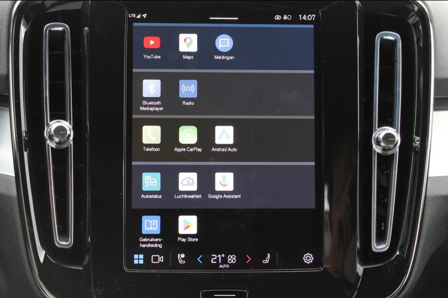 Volvo XC40 B4 211PK Automaat Plus Dark Google Infotainment / Semi elektrisch wegklapbare trekhaak / Verwarmbare voorruit / Harman Kardon Audio installatie / Elektrisch bedienbare voorstoelen