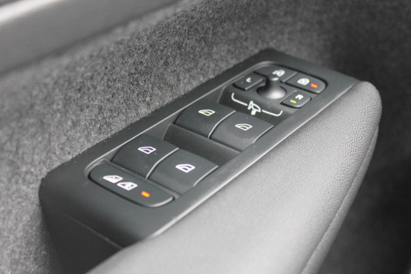 Volvo XC40 B4 211PK Automaat Plus Dark Google Infotainment / Semi elektrisch wegklapbare trekhaak / Verwarmbare voorruit / Harman Kardon Audio installatie / Elektrisch bedienbare voorstoelen
