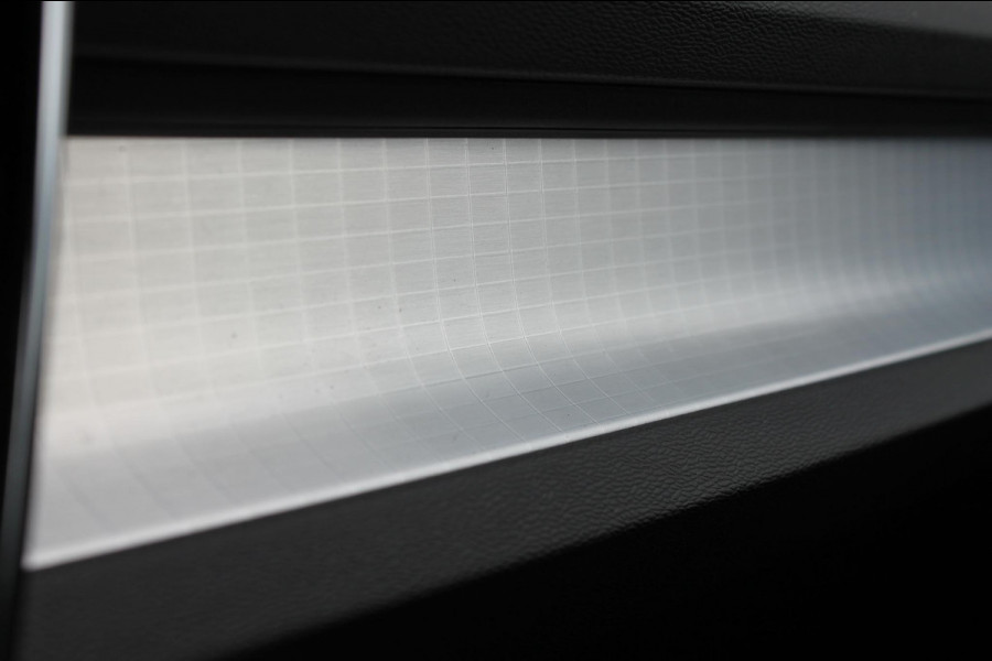 Volvo XC40 B4 211PK Automaat Plus Dark Google Infotainment / Semi elektrisch wegklapbare trekhaak / Verwarmbare voorruit / Harman Kardon Audio installatie / Elektrisch bedienbare voorstoelen