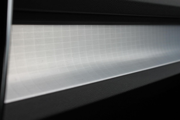 Volvo XC40 B4 211PK Automaat Plus Dark Google Infotainment / Semi elektrisch wegklapbare trekhaak / Verwarmbare voorruit / Harman Kardon Audio installatie / Elektrisch bedienbare voorstoelen