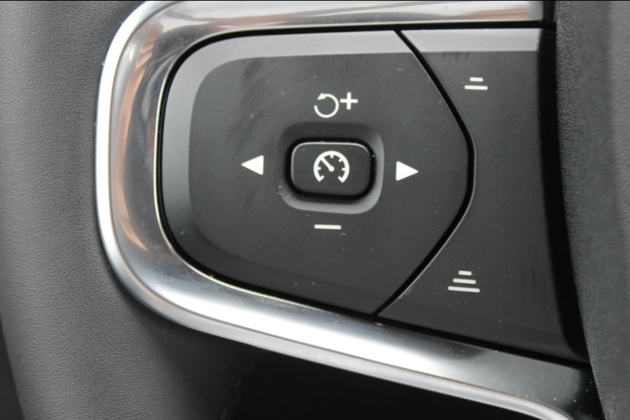 Volvo XC40 B4 211PK Automaat Plus Dark Google Infotainment / Semi elektrisch wegklapbare trekhaak / Verwarmbare voorruit / Harman Kardon Audio installatie / Elektrisch bedienbare voorstoelen