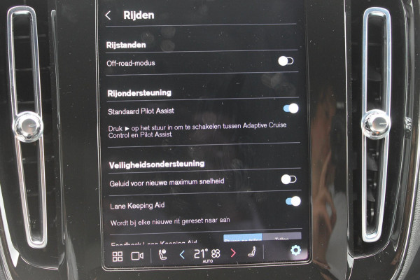 Volvo XC40 B4 211PK Automaat Plus Dark Google Infotainment / Semi elektrisch wegklapbare trekhaak / Verwarmbare voorruit / Harman Kardon Audio installatie / Elektrisch bedienbare voorstoelen